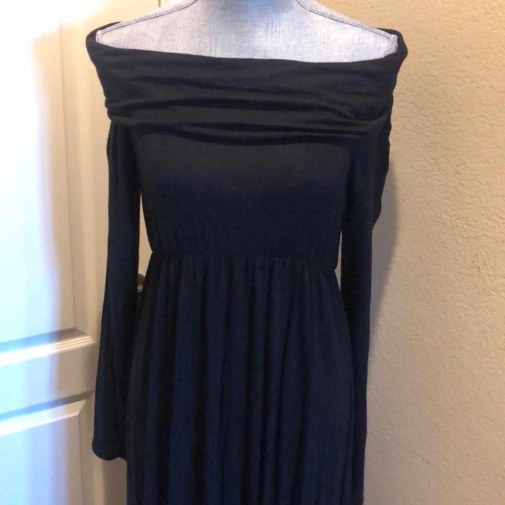 🎉HP🎉 Black Off the Shoulder Maternity Dress